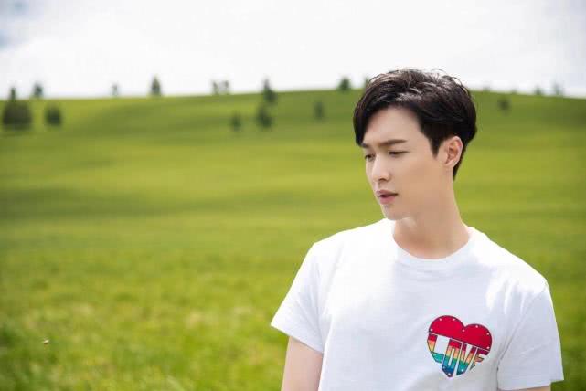 张艺兴展示队魂，评论高举阴谋论，粉丝用一句话极力维护