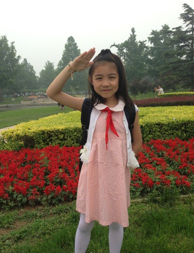 汪峰大女儿近照，15岁的小苹果初显女神范，长发披肩红唇惊艳