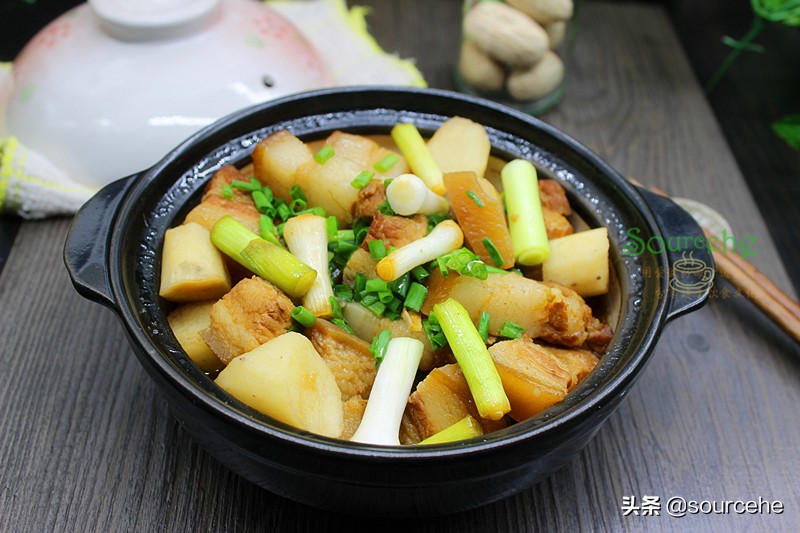 秋冬季，五花肉別紅燒，加山藥倒入砂鍋燉一燉，熱乎乎很暖胃