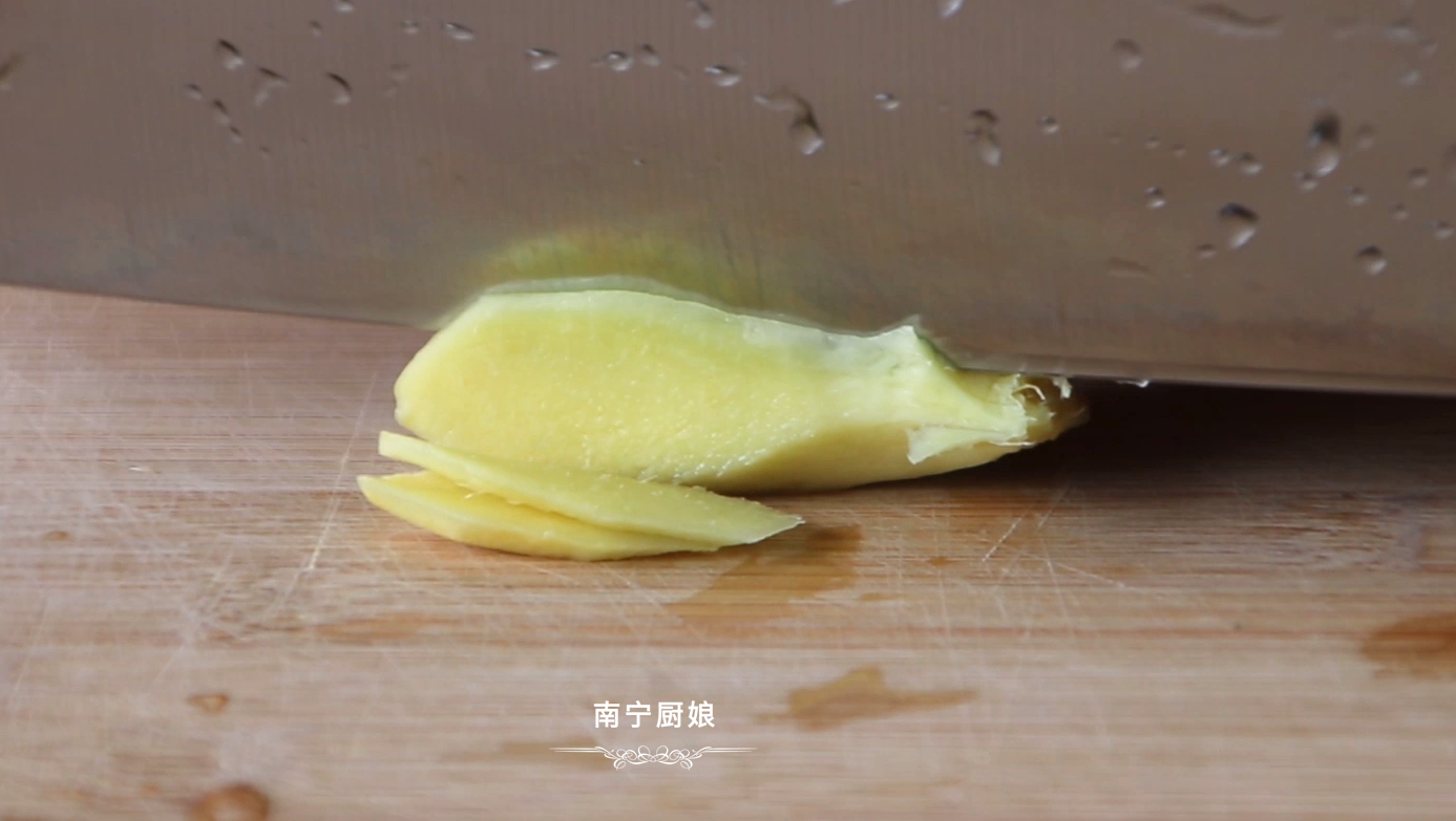 做紅燒肉時，焯水和直接燉都不對，大廚教你正確做法，軟糯還不膩