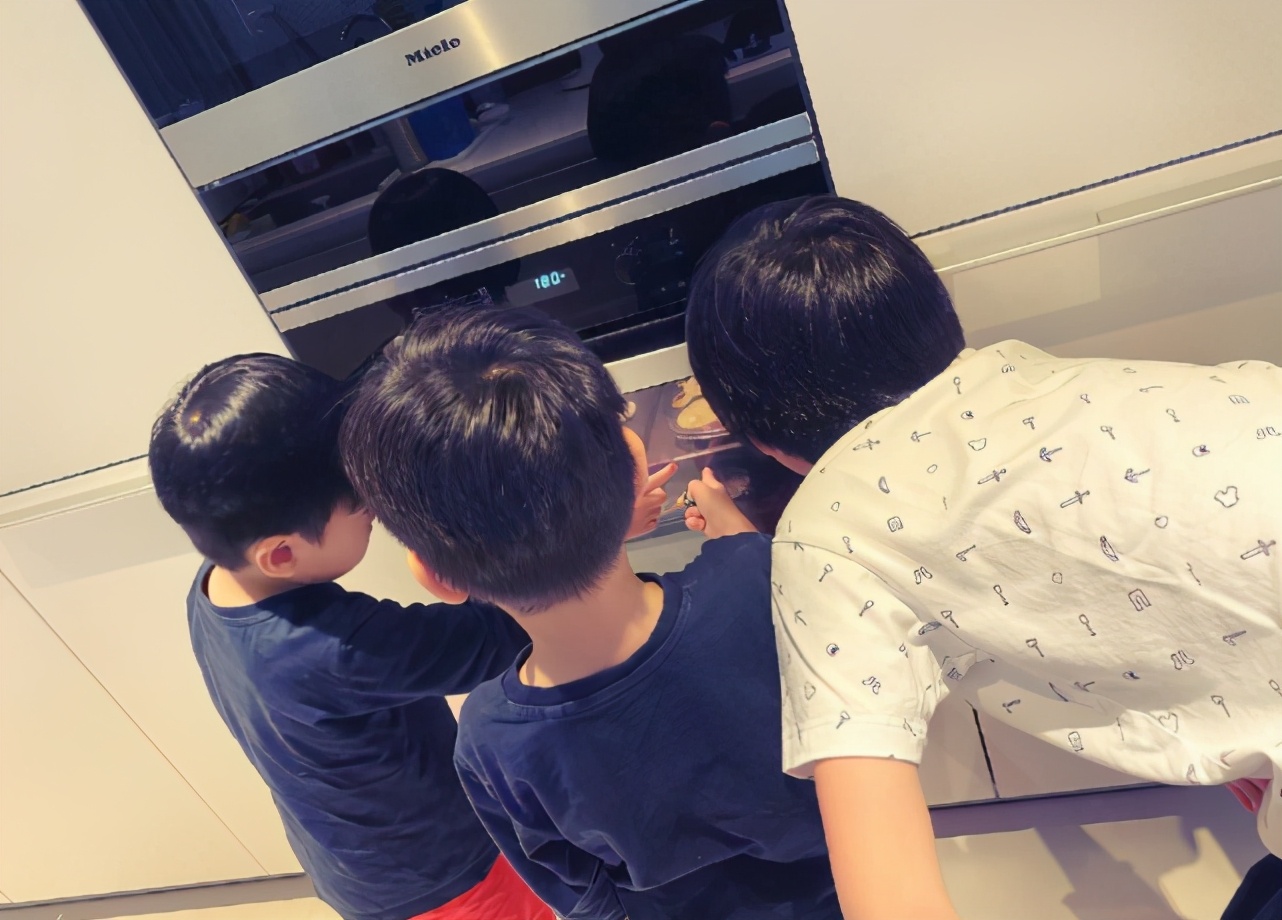 林志穎攜妻兒出遊，Kimi罕露正臉更帥了，與兩弟弟同框超溫馨