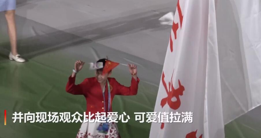 现场比心！全红婵亮相开幕式又成焦点，可爱值拉满人气直追朱婷