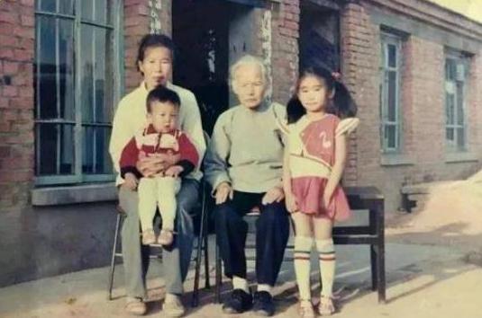 “国民大姐”敬一丹：嫁亿万富商，结婚40年，女