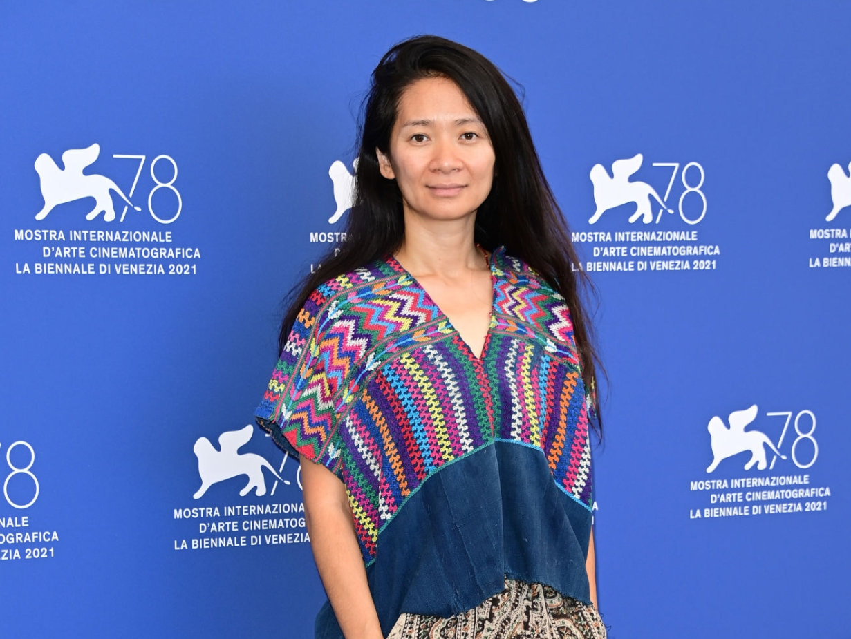 中国女导演素颜走红毯真胆大！穿碎花裙背着双肩包，比巩俐还自信