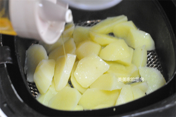 三伏天，真是爱极了土豆这个吃法，不煎也不炒，低油少盐超健康