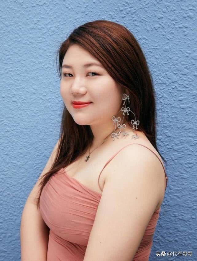 杨天真穿紧身吊带鱼尾裙引发热议，有人嘲讽像