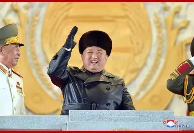 朝鮮突然舉行大閱兵高潮迭起，金正恩握在手裡的“終極大招”亮相