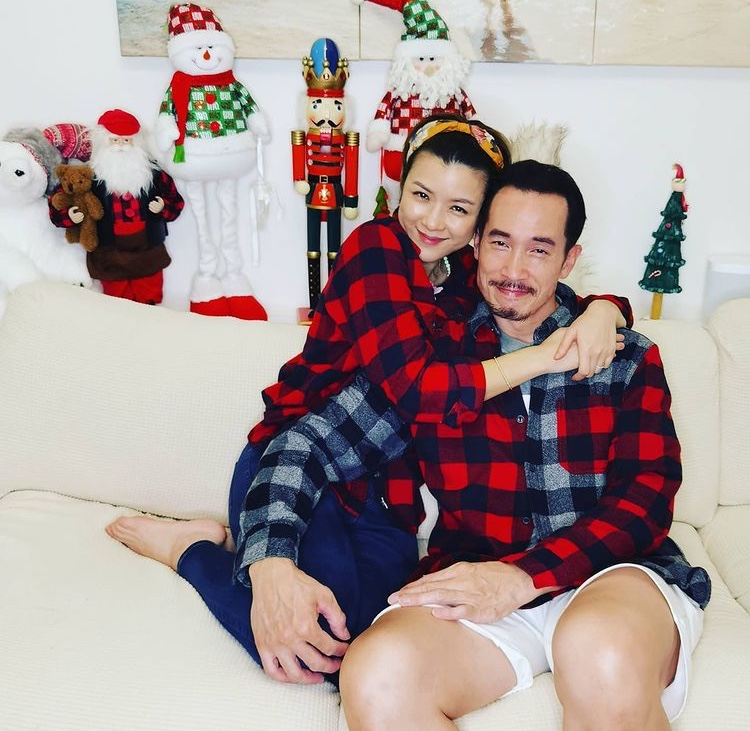 陈茵媺圣诞晒全家福，三个子女“调皮捣蛋”，和陈豪拍合照不容易