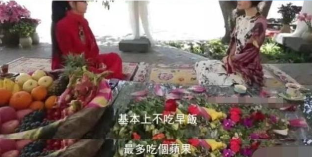 62岁杨丽萍罕亮相，曾为护体绝食绝育20年，今孑然一身惹人怜