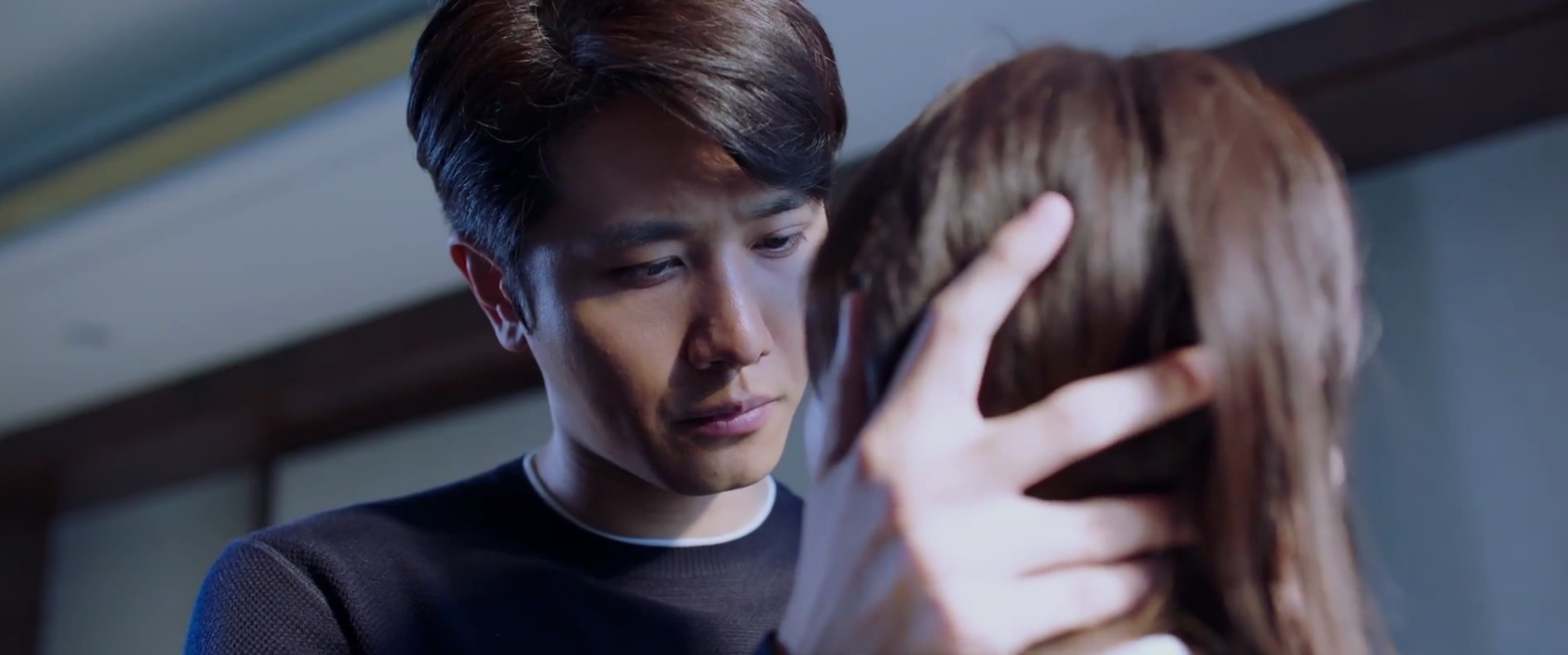 坠入|阳光之下：坠入爱情的封潇声流下不争气的泪水 看柯滢干了些啥