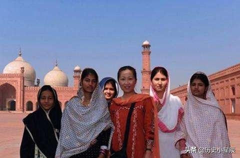 巴基斯坦姑娘来中国旅游，夸赞中国一切都先进