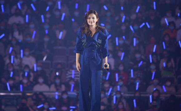 离婚10个月，梁静茹在舞台上瘫坐痛哭，感谢新男