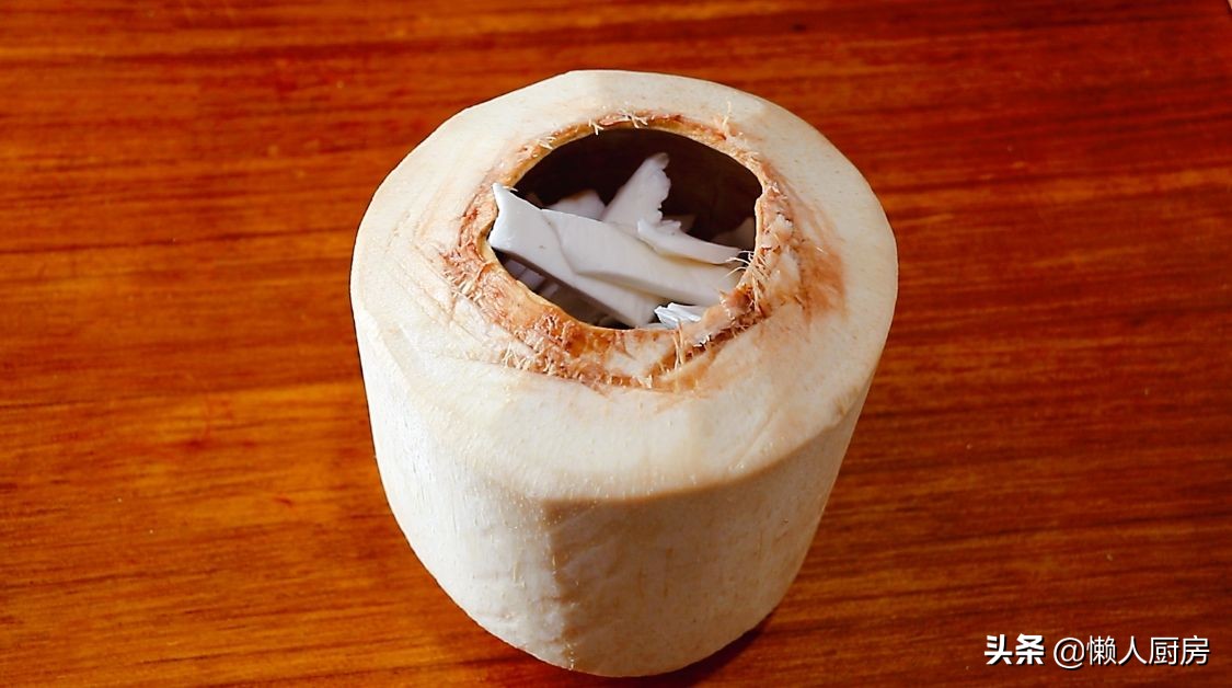 碰到這椰子別手軟，價格便宜，人人吃得起，塞進一隻雞，解饞