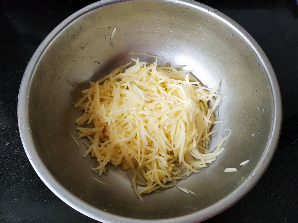 How can potato shreds keep on being fried?  The farmer’s chef has a trick, the taste is mellow and chewy