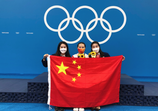 郭晶晶仍然有一颗童心，比心与俩奥运冠军合影，画面真挺治愈的