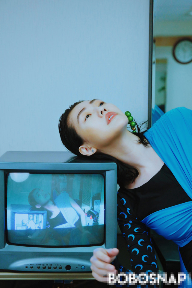 小S微醺湿发大片，傲娇自诩“时尚偶像”，一脸国际范更胜女儿