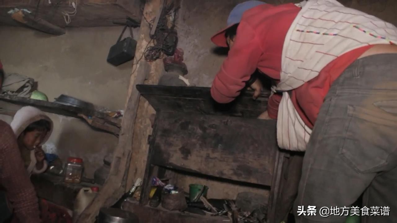 带点泡面看望尼泊尔山区穷人，主人用家中一斤