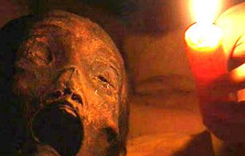 农村修路发现清朝古墓，墓中女尸姿态怪异，双