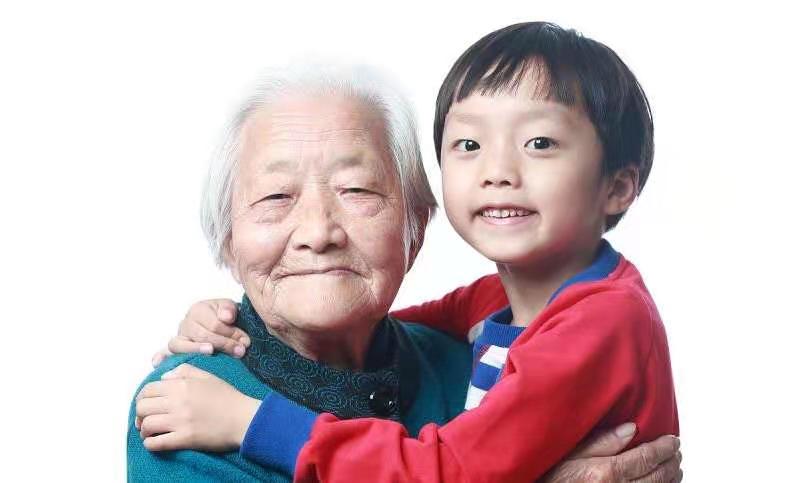 老人“假带娃”，宝宝遭罪又不会言语，年轻父母后悔没有早发现