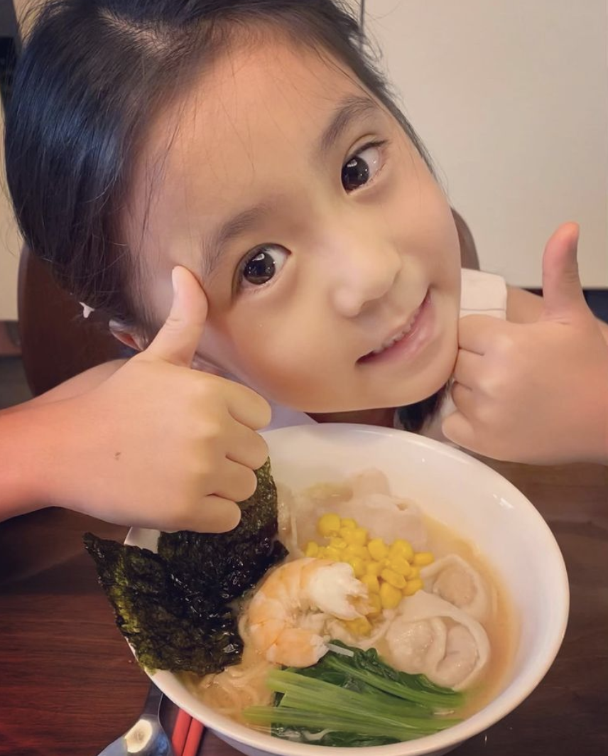 賈靜雯曬咘咘波妞萌照，宣傳自創品牌拉麵，曾被衛生局開千元罰單