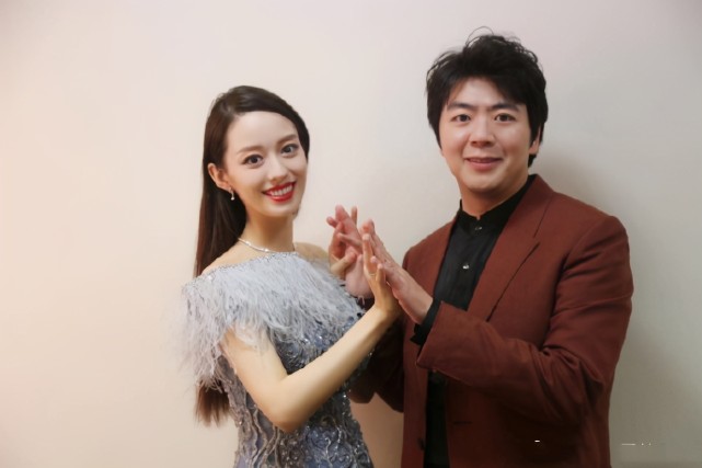 郎朗当爸后迎首个生日，与吉娜合体包粽子庆生，夫妻幸福相拥甜齁