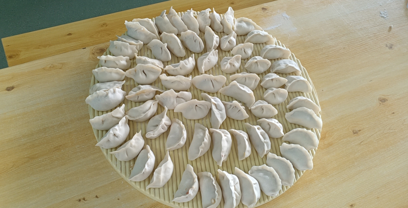 高高兴兴包饺子，欢欢喜喜过小年