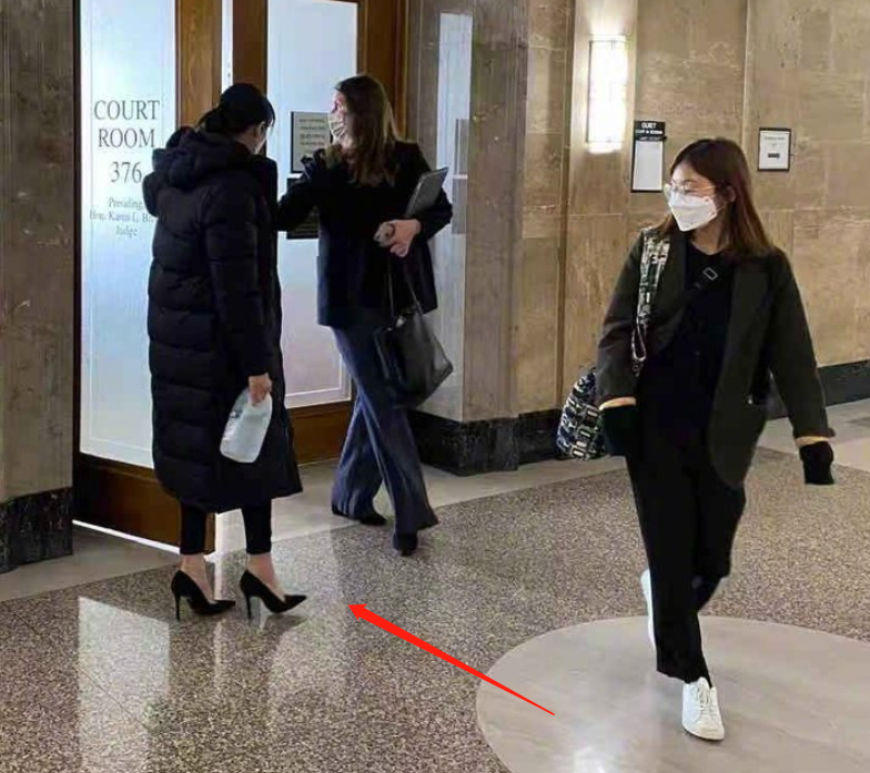 郑爽终于出席庭审，黑衣黑裤一脸严肃，我却关