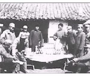 他和许世友一起当敢死队，都抡大刀，自己则当