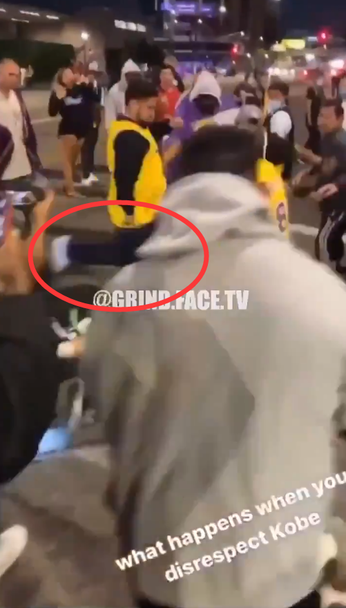 【影片】鍵盤俠皮癢了？湖人奪冠夜，一球迷侮辱Kobe遭集體群毆，23號球迷下手最狠！-黑特籃球-NBA新聞影音圖片分享社區