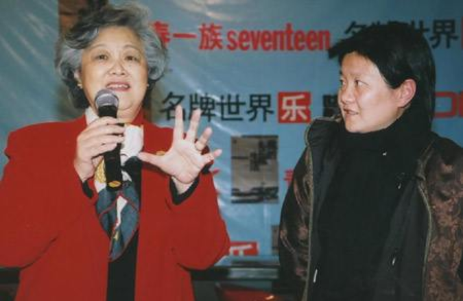 章含之为乔冠华守寡25年，写了4本书怀念他，为何不愿与他合葬？