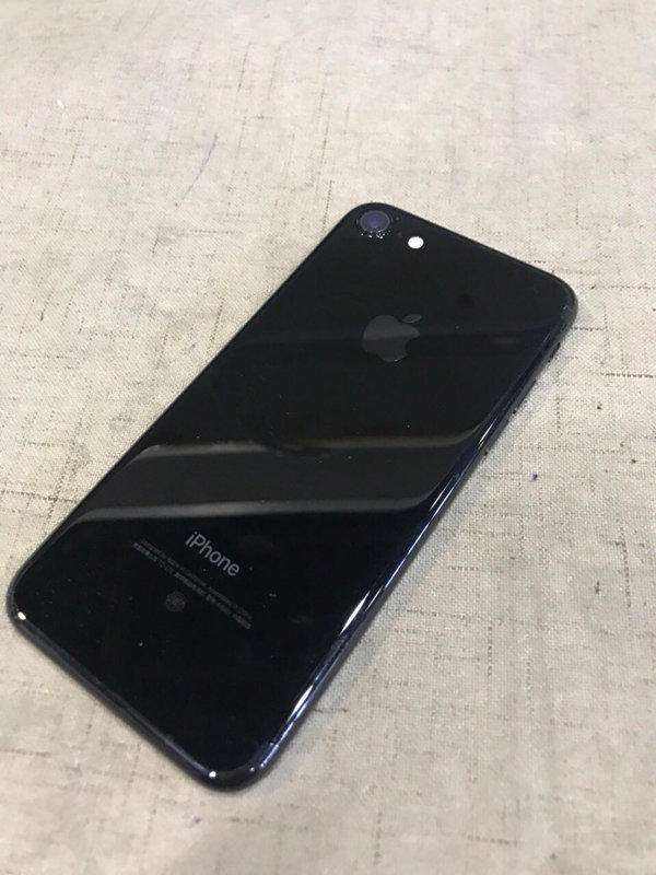 7，在这里——它是来源于亮黑颜色iPhone7的霸气侧漏