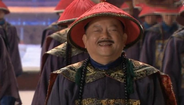 72岁的王刚为赚钱仍在演戏，妻子却爆出月花百万，为何宠上了天