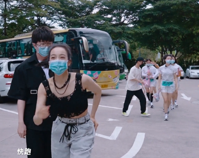 《创3》学员外出表演，黄子韬、鹿晗当“老爸”，宋茜厉害了