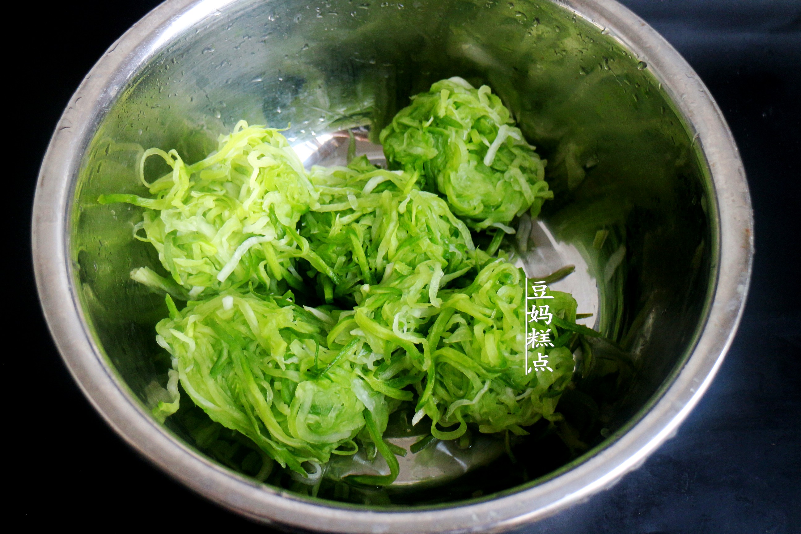 快立冬了，炸蘿蔔丸子，掌握3個小技巧，丸子香氣十足特好吃