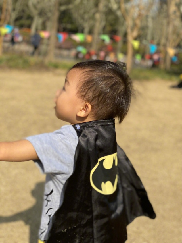 蔡少芬曬母子同框秀幸福，娘娘與兒子實力比萌，魚蛋似縮小版張晉