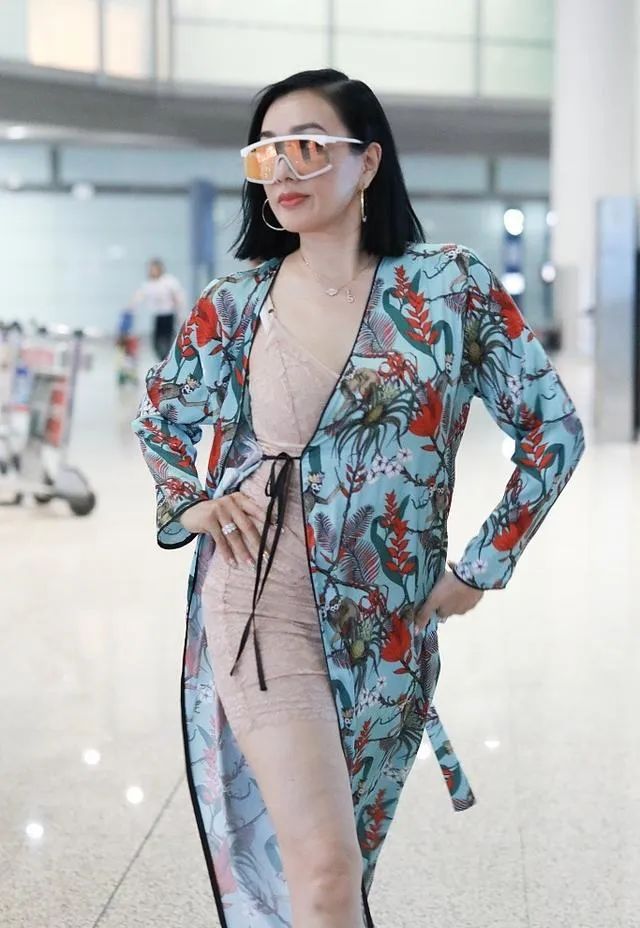50歲鐘麗緹機(jī)場(chǎng)穿透視裝，小腹緊致腰細(xì)似少女身材，三婚后仍豪放