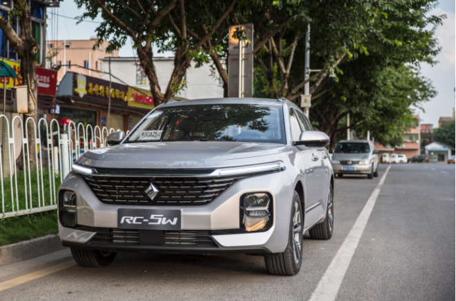 国产大美旅行车新宝骏rc5w瓦罐热潮