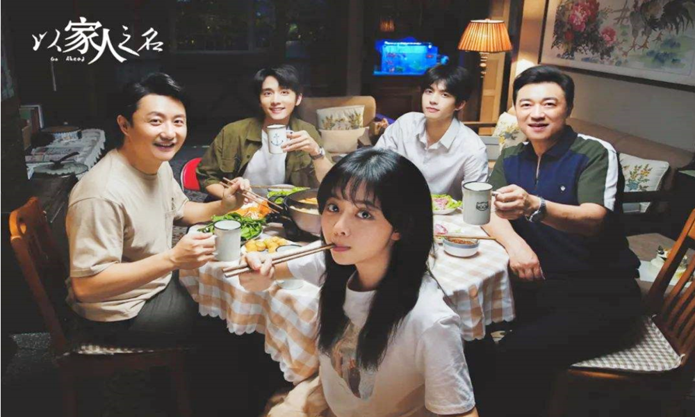 两爸|以家人之名两爸三娃的“奇怪”组合 告诉我们：爱与陪伴远比血脉相连更像家人