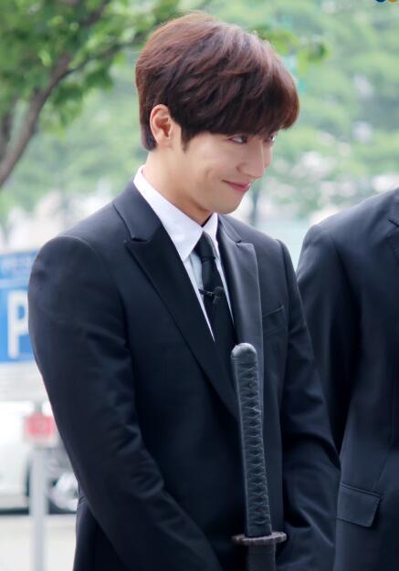 他23岁出道不温不火，前女友将嫁金融大鳄，跑男