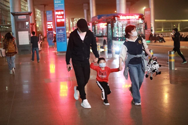 陳曉罕見攜兒子現身，父子一路嬉戲玩耍，4歲小星星眉眼很像爸爸