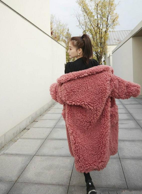 李小璐真潮！穿粉色羊羔毛外套配包臀裙，“外