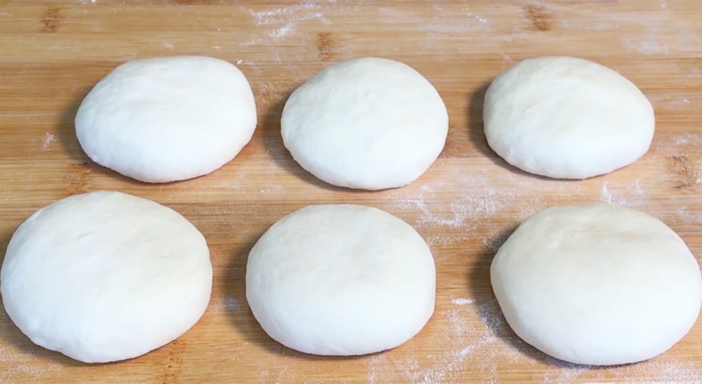 1塊豆腐，加1把韭菜，我家隔三差五就吃，皮薄餡大，飯店吃不到