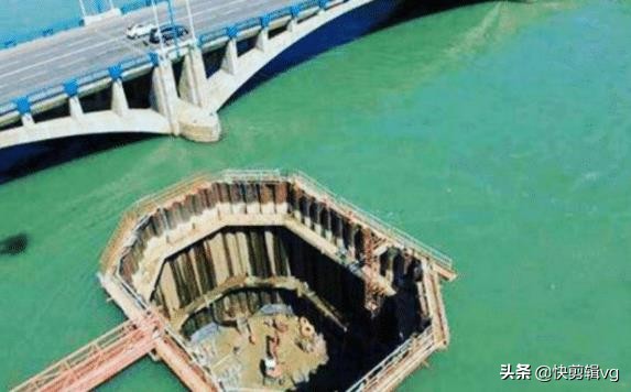 海水这么深, 那跨海大桥的桥墩要怎么建? 看完佩