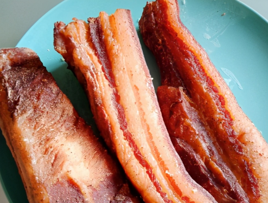 It’s the season of curing bacon again, don’t just put salt, one trick, bacon has a stronger aroma and keep it for a long time