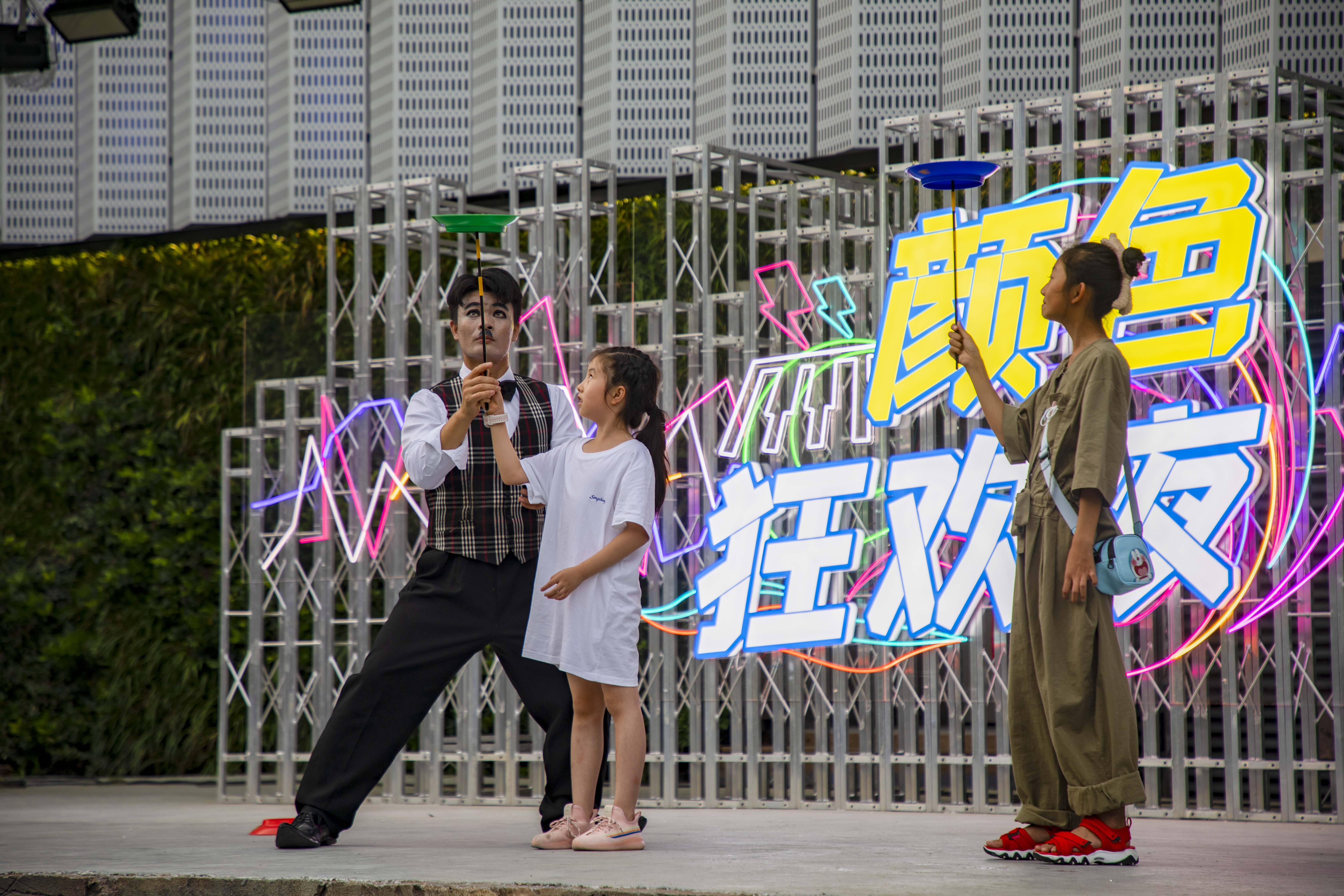 夜游上海新去处，这里有精彩的表演，也有让人沉醉的城市夜景