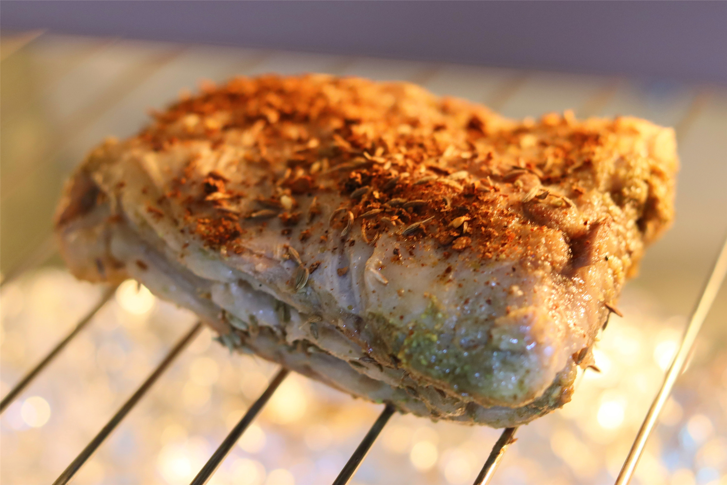 在家烤羊排、羊肉串，记住“1焖2烤3撒料”，汁水饱满，外焦里嫩