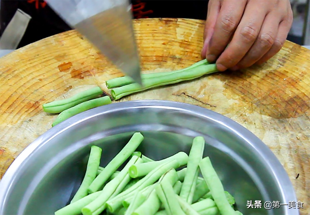 图片[2]-厨师长分享干煸四季豆做法 用一招 四季豆无毒不夹生 香辣可口-起舞食谱网