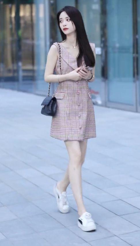 格子裙美女回眸一笑，太美了