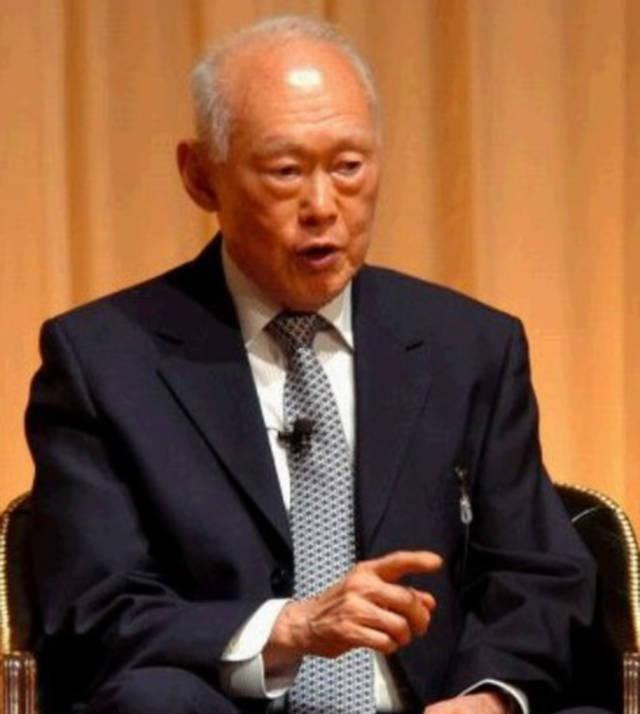 先在新加坡废汉语，后又扶持汉语学校发展，李光耀果然是老狐狸