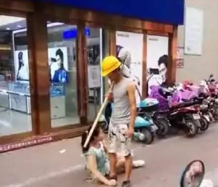 The woman lies in the street make a scene on the ground, force laborer male friend to buy malic mobile phone, do not buy roll about on on the spot! 